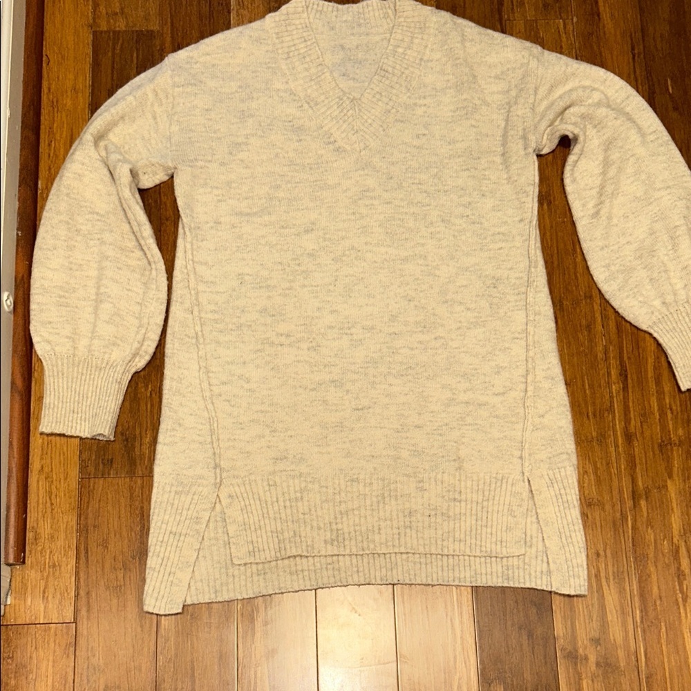 Women's Cream V-Neck Sweater Size Small